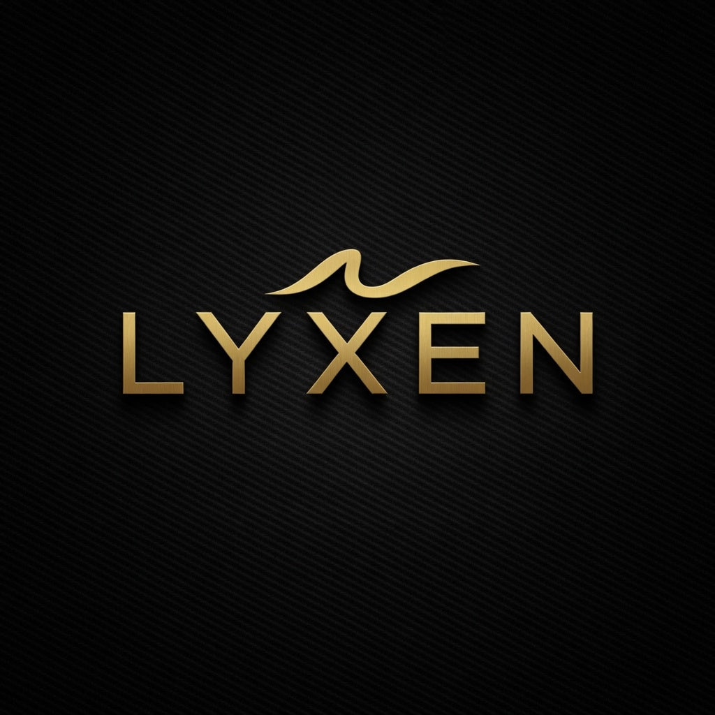 Logotipo oficial dorado de Lyxen sobre fondo carbón